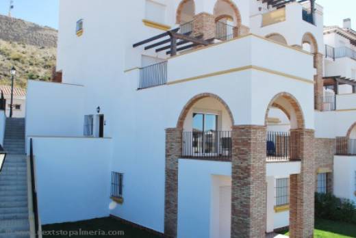 2 bedroom apartment with swimming pool, gym, jacuzzi, sauna and close to the beach.