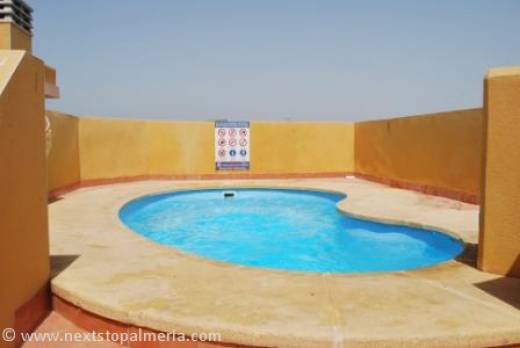 sl048_sol_pool.jpg