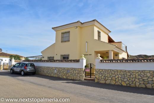 Casa de 3 dormitorios con parcela de 630m² y piscina privada - Arboleas