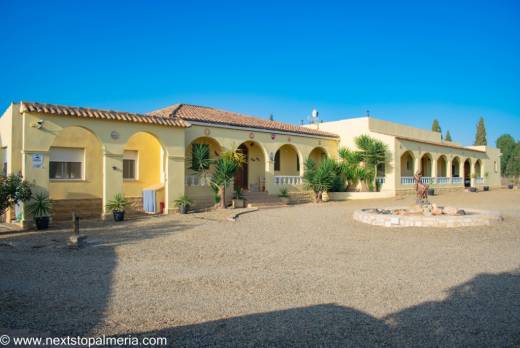 3 villas comprising 7 bedrooms and 7 bathrooms on a 13,500m² plot